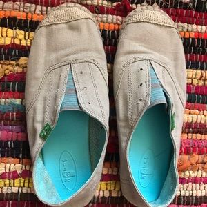 Cute Sanuk slide on fake lace shoes